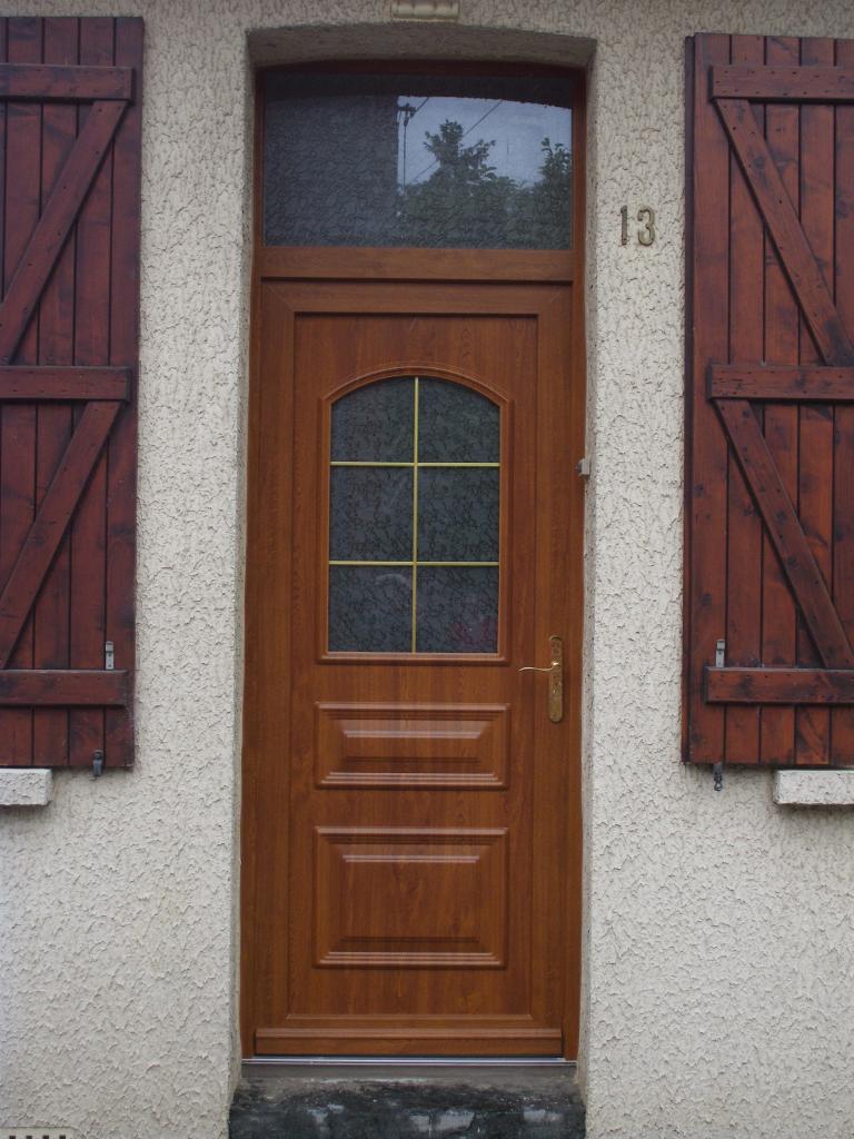 Porte d'entrée en PVC avec panneau decoratif chêne doré.